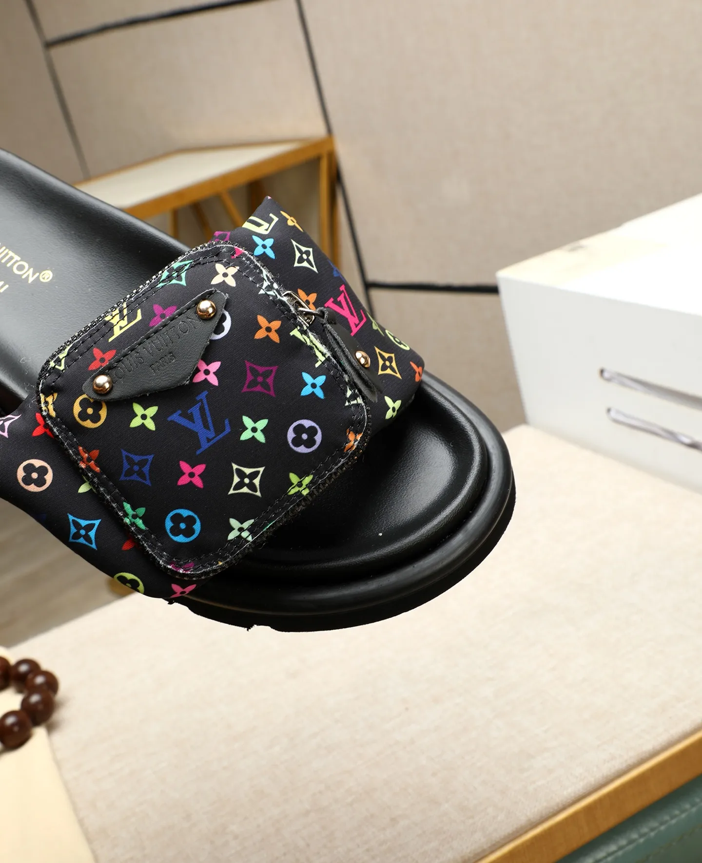 Factory price 360 ​​🐢🐢Men's shoes for couples, with drawer box [LOUIS VUITTON] Louis Vuitton, the latest LV official website printed wallet and men's and women's slippers 🔥🔥🔥 are now on the market. The drawer box is packaged with cloth bags and cards. The upper pattern looks very soft and waxy, and is a super versatile leg slimming tool. Fabric: Imported denim/down silk cotton embossed, LV hardware LOGO, official website pattern printing, lining: water-dyed sheepskin down filling, comfortable to wear, feet: high-elastic PU water platform. Sole: foam sole, heel height: about 5cm. Code number 36-44, (35 45 customized)